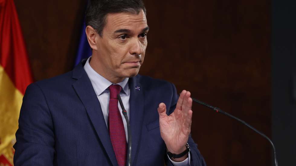epa10935878 Acting Prime Minister and leader of the Spanish Socialist Party (PSOE) Pedro Sanchez addresses a press conference in Madrid, Spain, 24 October 2023. Left wing parties have signed an agreement to form the Government if Sanchez receives enough votes at Parliament to be invested as prime minister again.  EPA/Emilio Naranjo