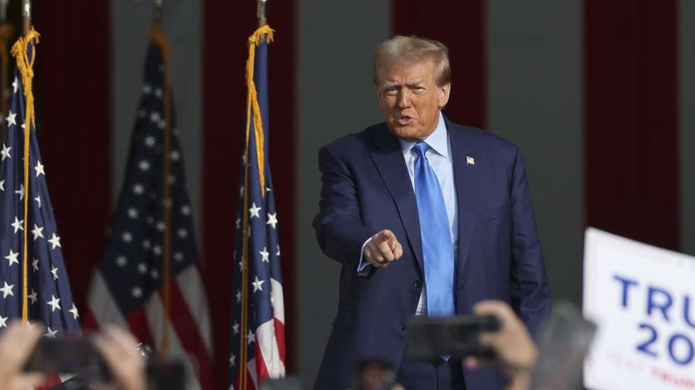 epa10955475 Former US President Donald Trump acknowledges the crowd before speaking  during a Trendsetter Engineering event in Houston, Texas, USA, 02 November 2023. This is another stop during Donald Trump's election campaign tour for presidency in 2024.  EPA/ADAM DAVIS