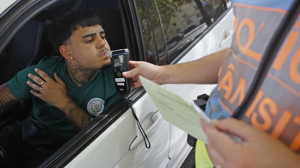 Um automobilista realiza o teste de alcoolemia durante o lançamento da campanha de segurança rodoviária “Taxa Zero ao Volante”, inserida no Plano Nacional de Fiscalização de 2023, em Lisboa, 17 de agosto de 2023. A campanha decorre até dia 23 e tem como objetivo alertar os condutores para os riscos da condução sob a influência do álcool. ANTÓNIO PEDRO SANTOS/LUSA