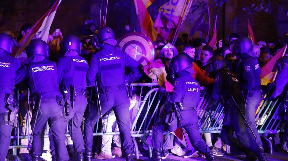 epa10961341 Protesters clash with police officers during a rally against amnesty rule to Catalan pro-independent leaders planned by acting Government, in front of PSOE's ruling party headquarters, in Madrid, Spain, 06 november 2023.  EPA/J. P. GANDUL