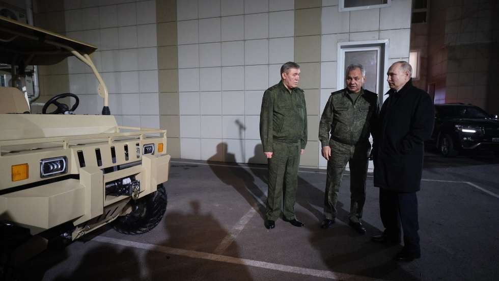 epa10967923 Russian President Vladimir Putin (R), accompanied by Defence Minister Sergei Shoigu (C) and Chief of the General Staff of the Russian Armed Forces Valery Gerasimov (L), visits the headquarters of the group of forces taking part in the special military operation in Rostov-on-Don, Russia, late 09 November 2023 (issued 10 November 2023). On his way back from Kazakhstan, Vladimir Putin made a stopover in Rostov-on-Don, where he visited the headquarters of the Southern Military District and was briefed on the progress of the special military operation, shown new weapons samples of military hardware, presidential press secretary Dmitry Peskov said.  EPA/GAVRIIL GRIGOROV/SPUTNIK/KREMLIN POOL / POOL MANDATORY CREDIT