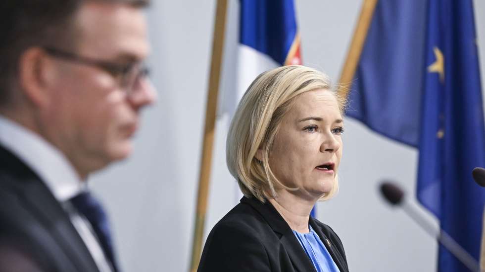 epa10978341 Finland's Interior Minister Mari Rantanen (R) speaks next to Prime Minister Petteri Orpo (L) during a press conference on new border measures in Helsinki, Finland, 16 November 2023. Finland's government has decided to close four crossing points on its border with Russia, as part of measures to tighten border control between Finland and Russia.  EPA/KIMMO BRANDT