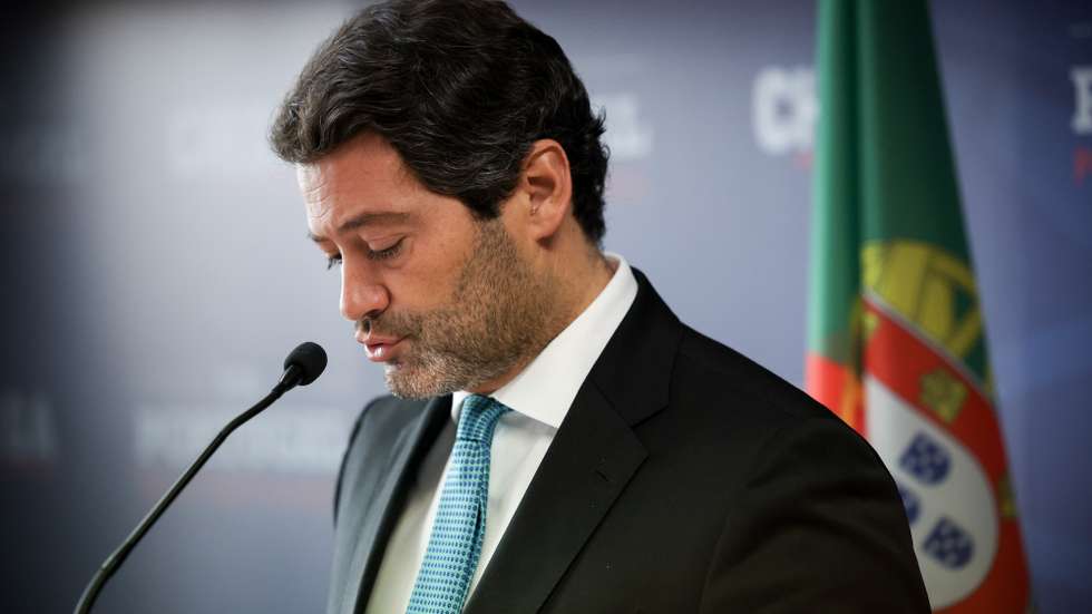 O presidente do Chega, André Ventura, fala aos jornalistas durante uma conferência de imprensa na sequência da decisão do Presidente da República, Marcelo Rebelo de Sousa, de dissolver o Parlamento e convocar eleições legislativas para 10 de março de 2024, na sede do Chega, em Lisboa, 10 de novembro de 2023. JOSÉ SENA GOULÃO/LUSA