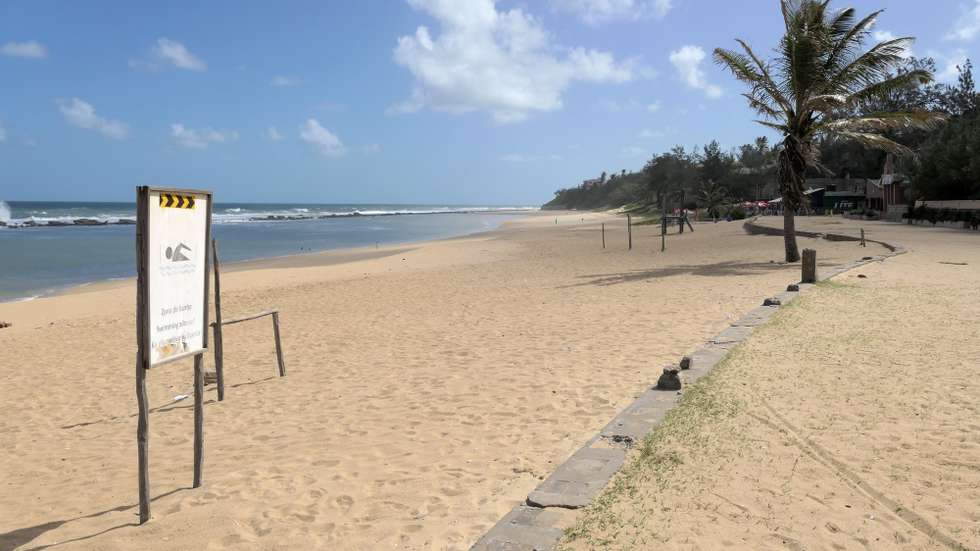 Na baixa de Xai-Xai, sul de Moçambique, multiplicam-se escombros que têm no enorme hotel junto à praia, do tempo colonial, o expoente máximo, símbolo da potencialidade turística e do que continua por fazer na promoção daquele destino, Moçambique, 12 de outubro de 2023. (ACOMPANHA TEXTO DA LUSA DO DIA 16 DE OUTUBRO DE 2023). ESTEVÃO CHAVISSO/LUSA