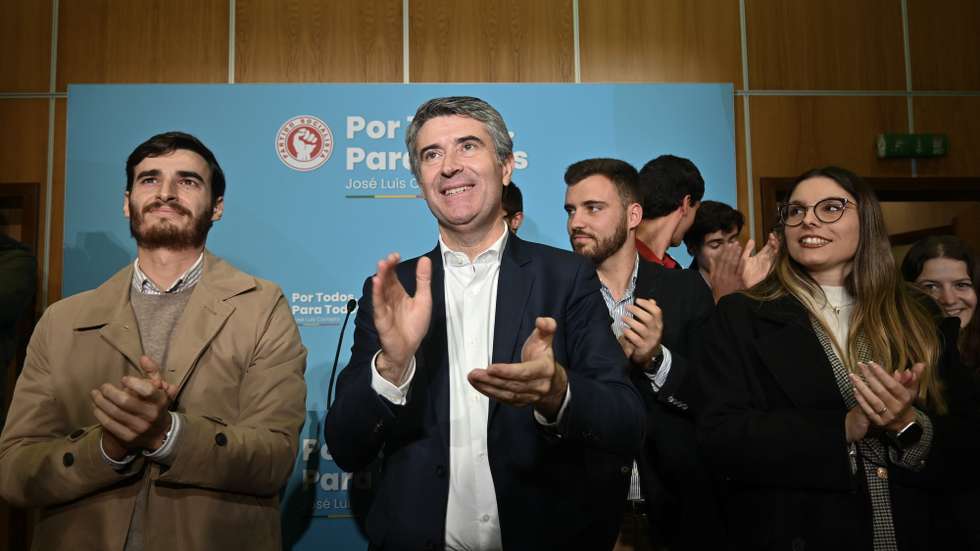 O candidato a secretário-geral do PS, José Luis Carneiro (C), durante um encontro com militantes da Federação Regional do Oeste, no auditório da Freguesia de A-dos-Cunhados, Torres Vedras, 23 de novembro de 2023. CARLOS BARROSO/LUSA