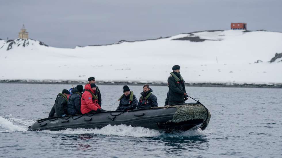 epa10991833 A handout photo made available by the Presidency of Chile shows President Gabriel Boric (2-R) with Secretary General of the United Nations, Antonio Guterres (C) during their visit to Base General Bernardo O'Higgins Riquelme, Antarctica, 23 November 2023. Chilean President Gabriel Boric highlighted Antarctica's essential value as a defense wall against climate emergencies and urged the international community to protect the 'white continent,' which holds three-quarters of the planet's fresh water. The president set foot on the ice of the Antarctic zone controlled by Chile in the company of the UN Secretary-General, Antonio Guterres, on a two-day trip whose objective is to make visible the importance of this territory on the eve of the COP28 climate summit, which will take place in the United Arab Emirates.  EPA/Chilean Presidency / HANDOUT ONLY AVAILABLE TO ILLUSTRATE THE ACCOMPANYING NEWS (MANDATORY CREDIT) HANDOUT EDITORIAL USE ONLY/NO SALES HANDOUT EDITORIAL USE ONLY/NO SALES