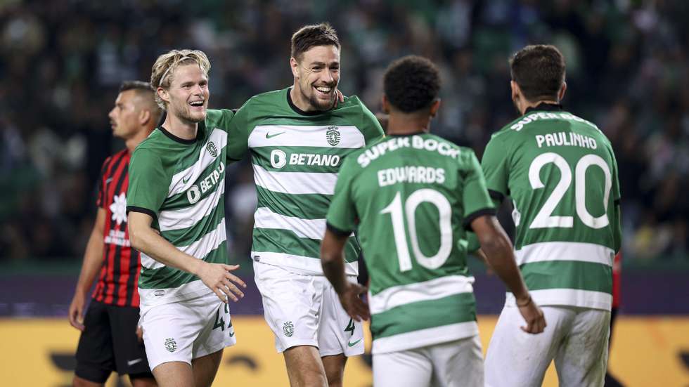 Sporting player Sebastian Coates (2L) celebrates with his teammates after scoring the fourth goal against Dumiense during their Portugal Soccer Cup round four match, held at Alvalade stadium, in Lisbon, Portugal, 26 November 2023. FILIPE AMORIM/LUSA