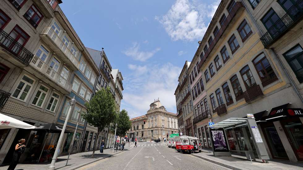 Rua Mouzinho da Silveira, no Porto, 31 de maio 2023. Os moradores de bairros no Porto que ficaram com as casas inundadas e em risco nas enxurradas de janeiro continuam a aguardar soluções de segurança e os lojistas desesperam pelos apoios governamentais para fazer face aos prejuízos. (ACOMPANHA TEXTO DE 06-06-2023) ESTELA SILVA/LUSA