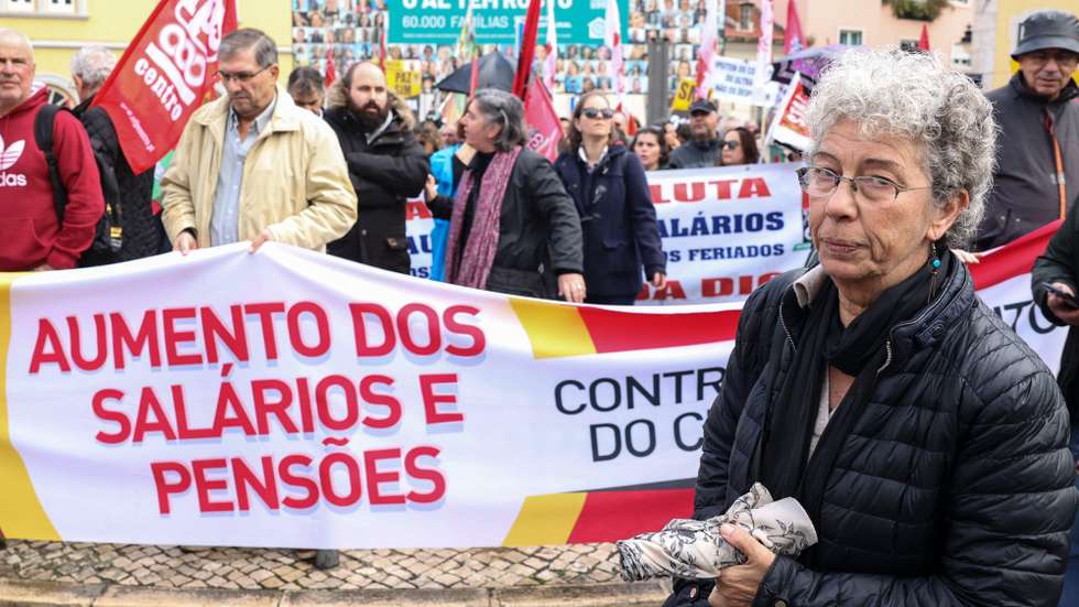 A secretária-geral da CGTP-IN, Isabel Camarinha, participa na manifestação em frente à Assembleia da República pelo aumento dos salários e pensões e contra o aumento do custo de vida, no dia em que o Orçamento do Estado para 2024 vai a votação final global no parlamento, Lisboa, 29 de novembro de 2023. MANUEL DE ALMEIDA/LUSA