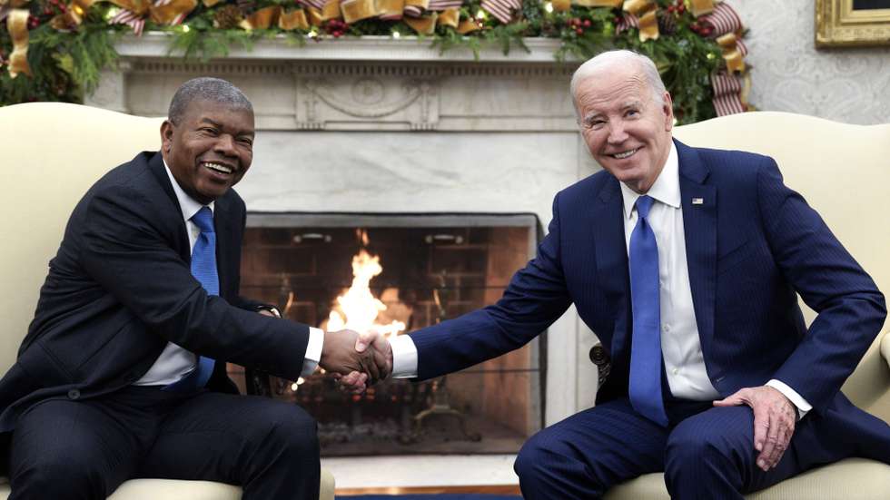 epa11004459 US President Joe Biden (R) meets with President of Angola Joao Manuel Goncalves Lourenco (L) in the Oval Office of the White House in Washington, DC, USA, on 30 November 2023.  EPA/Yuri Gripas / POOL
