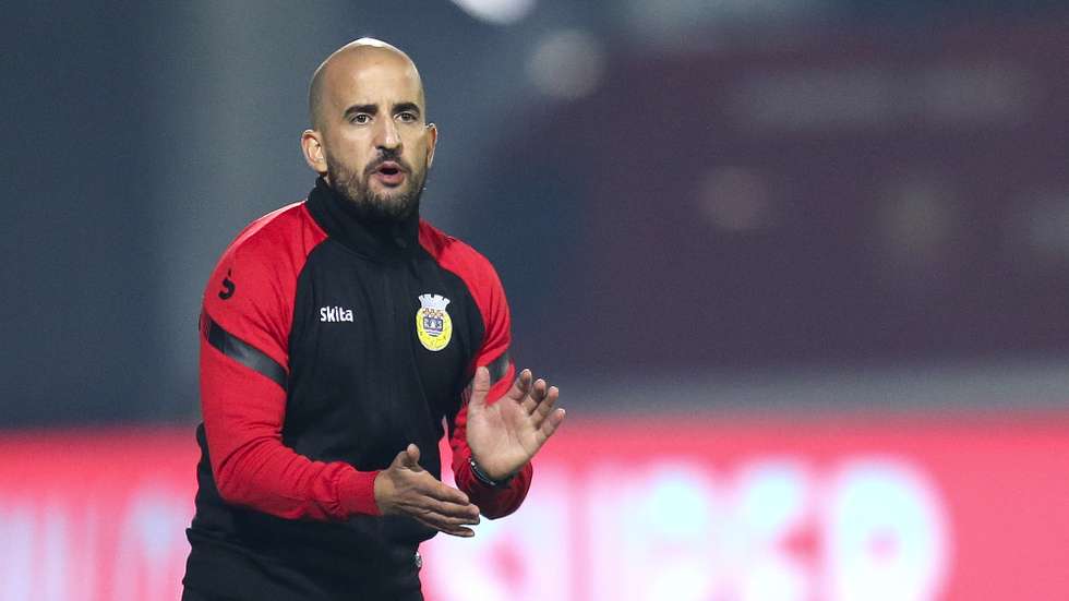 O treinador do Arouca, Daniel Sousa, reage durante o jogo da 4ª eliminatória da Taça de Portugal de futebol contra o Boavista, realizado no estádio Municipal de Arouca, 26 de novembro de 2023. MANUEL FERNANDO ARAÚJO/LUSA