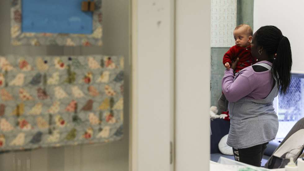 Uma auxiliar de educação e uma criança do Centro Infantil Maria Monserrate (CIMM), que enveredou por um projeto-piloto da creche com semana dos quatro dias, Lisboa 30 de novembro de 2023. (ACOMPANHA TEXTO DE 03 DE DEZEMBRO DE 2023). TIAGO PETINGA/LUSA