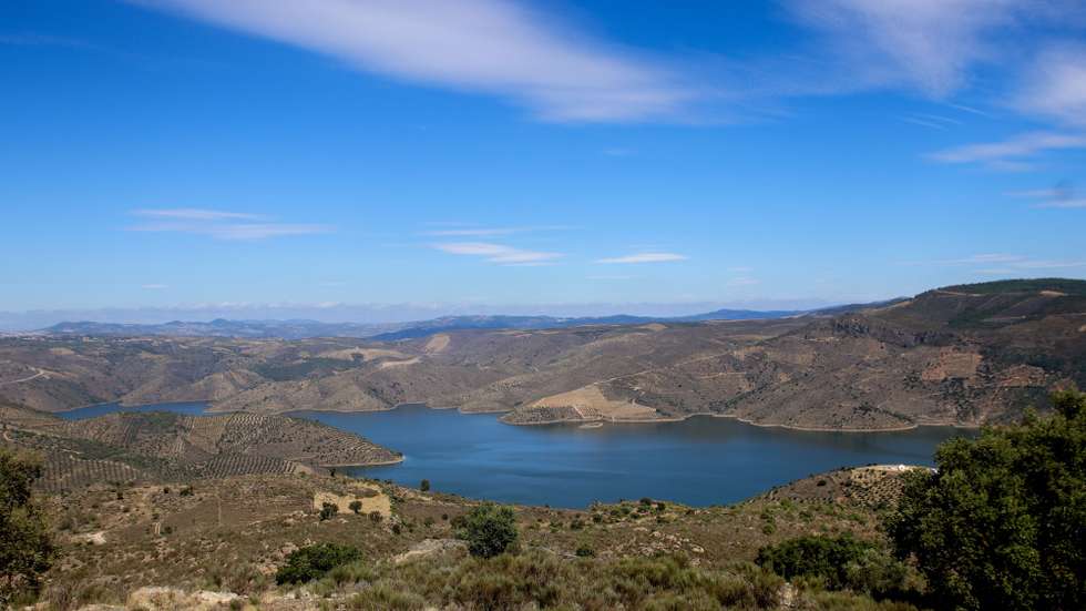 Barragem do Baixo Sabor, Torre de Moncorvo, Bragança, 18 de agosto de 2023. Proprietários agrícolas do Felgar, no concelho de Moncorvo reclamam acessos condignos para evitar as grandes deslocações que têm de percorrer diariamente para chegar às suas propriedades que ficaram isoladas com a construção da barragem do Baixo Sabor. (ACOMPANHA TEXTO DE 19-08-2023) FRANCISCO PINTO/LUSA