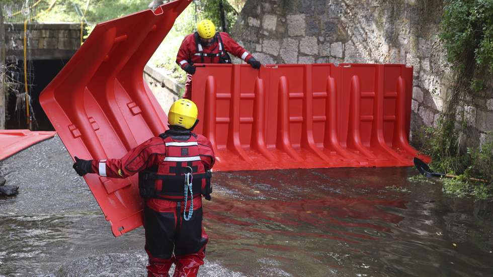 Bombeiros colocam barreiras de contenção das aguás na ribeira de Algés, 28 de novembro de 2023, na baixa de Algés , em Oeiras,passou a ter comportas nas portas de lojas comerciais.     (ACOMPANHA TEXTO DA LUSA DO DIA 05 DEZEMBRO 2023).   MANUEL DE ALMEIDA/LUSA
