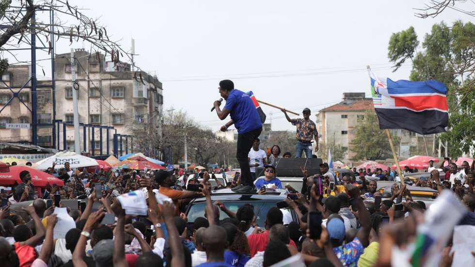 Venâncio Mondlane (C), candidato da Resistência Nacional Moçambicana (Renamo) para a cidade de Maputo, Moçambique, 12 de outubro de 2023. Milhares de pessoas, entre simpatizantes da Renamo e vendedores informais, saíram hoje à rua para reclamar “vitória” do candidato do principal partido de oposição nas eleições autárquicas na cidade de Maputo, embora sem confirmação da Comissão Nacional de Eleições (CNE). LUÍSA NHANTUMBO/LUSA