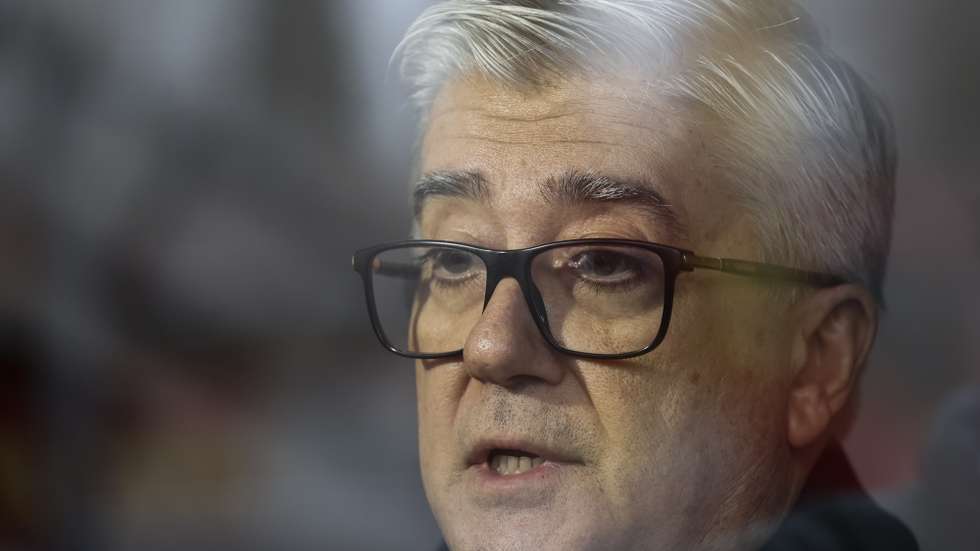 O ex-secretário de Estado e adjunto da Saúde e deputado do Partido Socialista (PS), Lacerda Sales, fala aos jornalistas durante a cerimónia de atribuição da Medalha de Covid-19 à Ordem dos Enfermeiros, na sede da Liga dos Bombeiros em Lisboa, 5 de dezembro de 2023. A distinção honorífica da Liga dos Bombeiros Portugueses visa reconhecer o trabalho e dedicação dos enfermeiros durante a pandemia. CARLOS M. ALMEIDA/LUSA