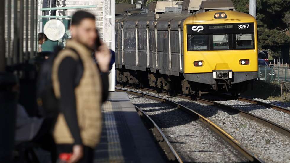Um comboio à chegada à estação de Belém, durante mais um dia de greve dos Maquinistas da Comboios de Portugal (CP), em Lisboa, 06 de abril de 2023. O Sindicato Nacional dos Maquinistas dos Caminhos de Ferro Portugueses (SMAQ) convocou uma greve na CP, durante todo o mês de abril, face à “desconsideração” de que acusa a empresa. Entre as reivindicações dos trabalhadores estão “aumentos salariais efetivos”, a “valorização da carreira da tração” e a melhoria das condições de trabalho nas cabines de condução e instalações sociais e das condições de segurança nas linhas e parques de resguardo do material motor. ANTÓNIO PEDRO SANTOS/LUSA