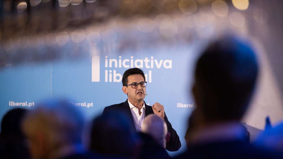 O presidente da Iniciativa Liberal (IL), Rui Rocha, discursa durante a 6.ª Edição da Festa da Liberdade no Porto, 25 de novembro de 2023. JOSÉ COELHO/LUSA