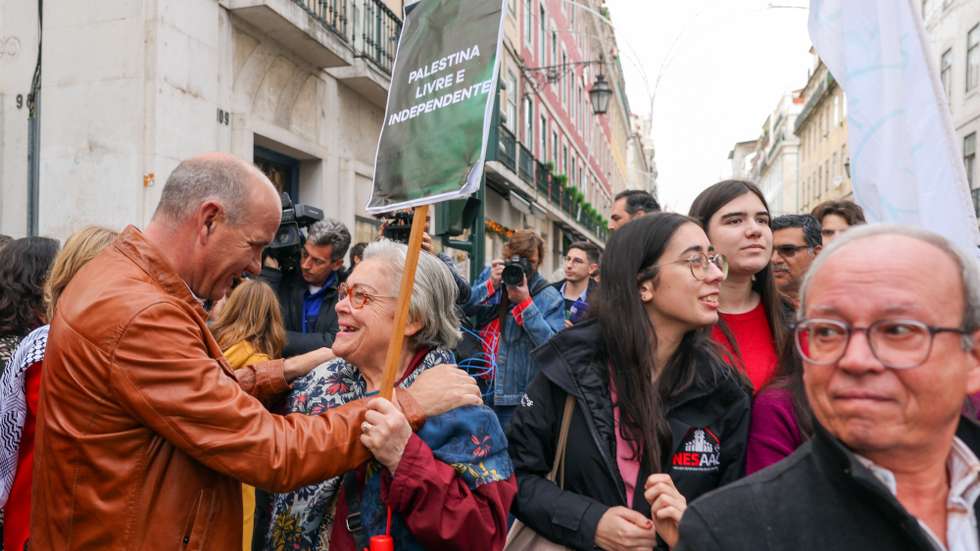 O secretário-geral do Partido Comunista Português (PCP), Paulo Raimundo (C-E), cumprimenta uma participante na manifestação "Pela Paz no Médio Oriente! Palestina Independente! Fim à Guerra, Fim ao Massacre!", organizada pelo Conselho Português para a Paz e Cooperação (CPPC), a Confederação Geral dos Trabalhadores Portugueses - Intersindical Nacional (CGTP-IN), o Movimento pelos Direitos do Povo Palestiniano e Pela Paz no Médio Oriente (MPPM) e o Projecto Ruído - Associação Juvenil, a manifestação tem como mote "Pela Paz no Médio Oriente! Palestina Independente! Fim à Guerra, Fim ao Massacre!", Lisboa, 08 de dezembro de 2023. TIAGO PETINGA/LUSA