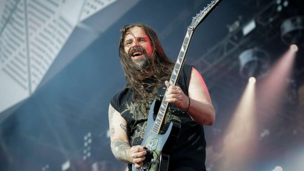 epa10155921 Andreas Kisser, guitarist of the band Sepultura, performs with the Brazilian Symphony Orchestra during Rock in Rio 2022, in Rio de Janeiro, Brazil, 02 September 2022. The event runs from 02 to 11 September.  EPA/ANDRE COELHO