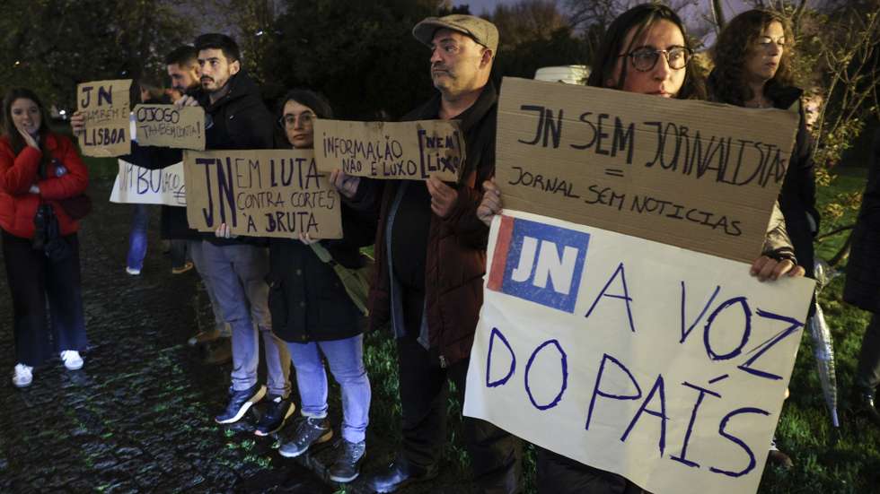 Trabalhadores do Jornal de Notícias (JN) manifestam-se junto à na Fundação Calouste Gulbenkian onde decorre a cerimónia do lançamento do livro "Portugal Amordaçado", de Mário Soares, Lisboa, 7 de dezembro de 2023. MIGUEL A. LOPES/LUSA