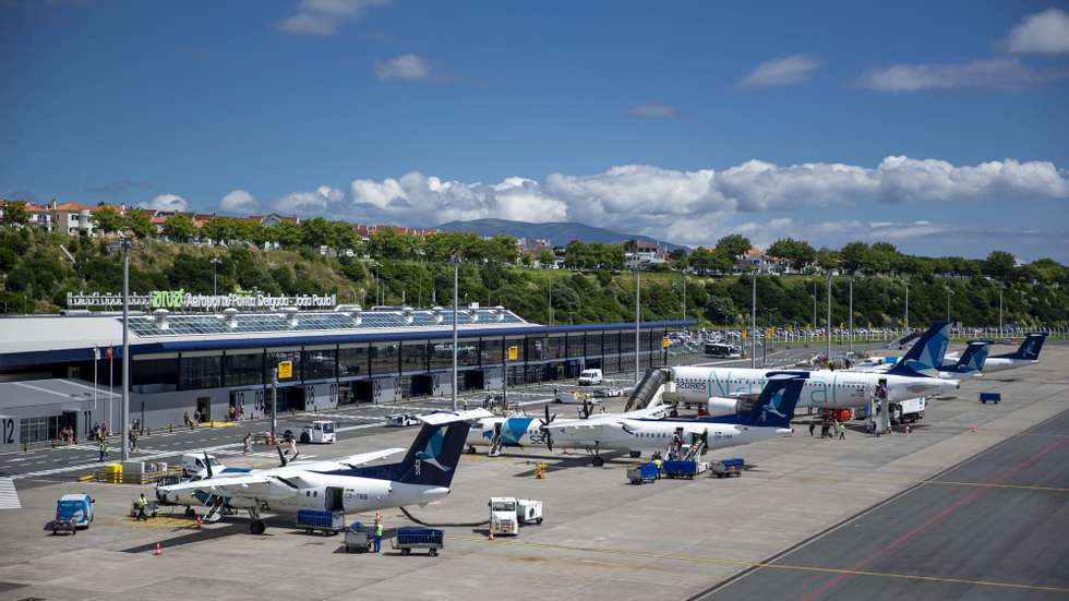 Aviões da Azores Airlines, no Aeroporto João Paulo II em Ponta Delgada, Açores, 11 de outubro de 2023. A privatização dos consórcios interessados na empresa da SATA apresentaram novas ofertas de 7,026 euros e 6,60 euros por ação. Decisão final será tomada até ao início de Outubro. EDUARDO COSTA/LUSA