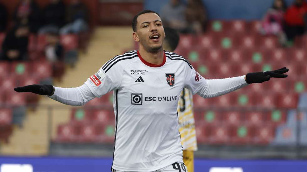 Clayton do Casa Pia celebra o golo contra o Desportivo de Chaves durante o jogo da 14.ª jornada da Primeira Liga de Futebol, realizado no Estádio Municipal Eng. Manuel Branco Teixeira, em Chaves, 17 de dezembro de 2023. PEDRO SARMENTO COSTA/LUSA