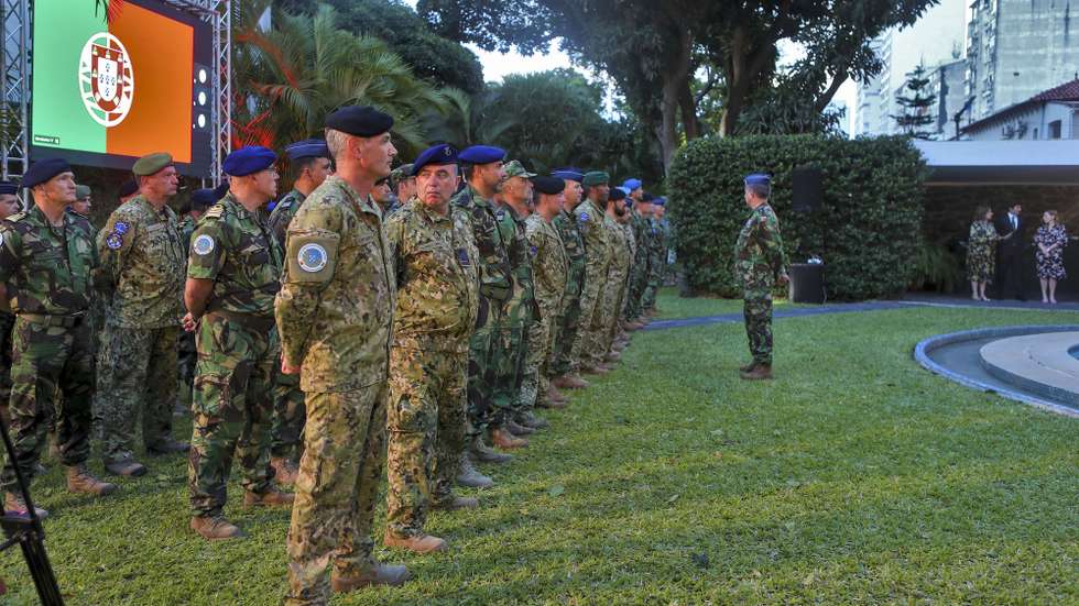 Militares portugueses em Moçambique em cerimónia de saudação pela ministra da Defesa Nacional de Portugal, Helena Carreiras (ausente da foto), Maputo, Moçambique, 18 de dezembro de 2023. Helena Carreiras chegou hoje a Moçambique para uma visita de um dia que incluiu uma reunião com o ministro da Defesa moçambicano. LUÍSA NHANTUMBO/LUSA