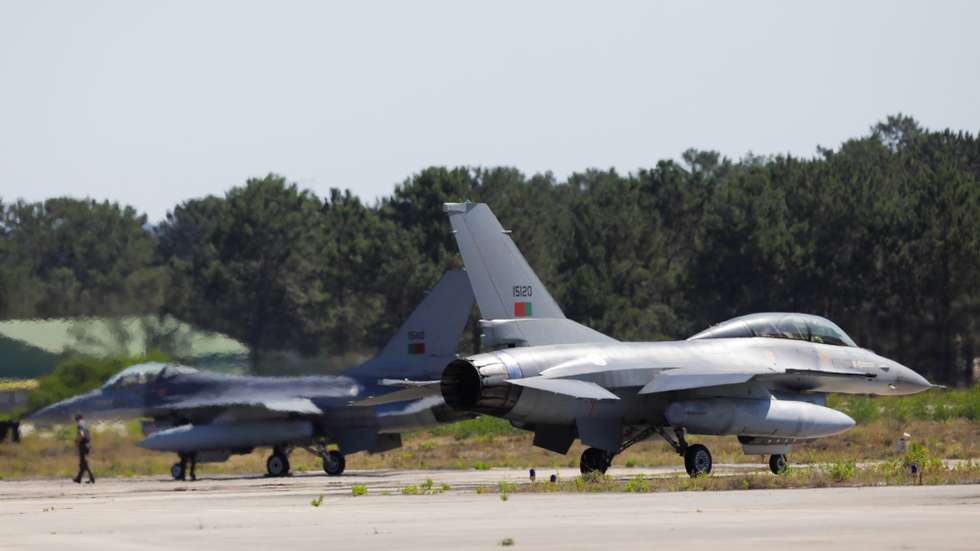 Aeronaves F-16 MLU da Esquadra 201/301, da Quick Reaction Alert (QRA) da Força Aérea Portuguesa, preparam-se para descolar na Base Aérea N.º 5 durante a apresentação do papel das aeronaves no plano de segurança do espaço aéreo, no QRA e na Interdição Aérea e Escolta do avião Papal, em Monte Real, Leiria, em 28 de julho de 2023. PAULO CUNHA/LUSA