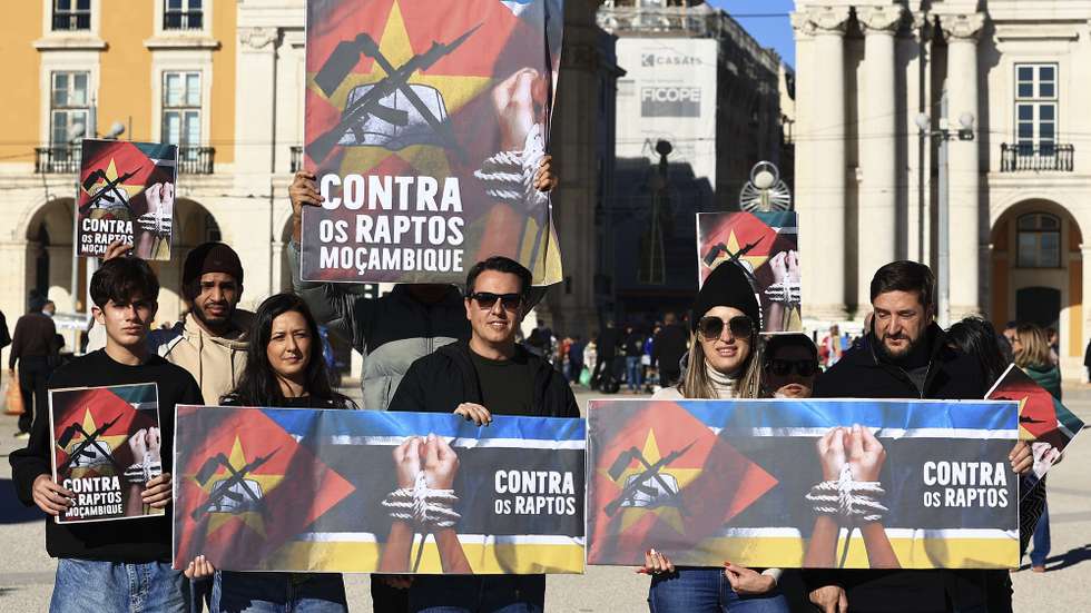 Cidadãos portugueses e moçambicanos durante uma vigília contra os raptos em Moçambique, apelando ao apoio das autoridades, quando pelo menos duas pessoas permanecem em cativeiro, que decorreu  na Praça do Comércio, em Lisboa, 23 de dezembro de 2023. O objetivo da iniciativa é apelar “às autoridades de Moçambique para enveredarem todos os esforços na tentativa do resgaste das vítimas” e “às autoridades de Portugal que prestem o apoio necessário e incondicional no âmbito da colaboração habitual entre os dois Estados, no processo dos raptos de portugueses e moçambicanos em Moçambique. ANTÓNIO COTRIM/LUSA