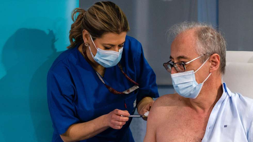 Health worker Antonio Sarmento, 65 years old, receives the vaccine against COVID-19 in Sao Joao hospital, Porto, north of Portugal, 27th December 2020. The first to receive the vaccine against COVID-19  will be health professionals in Lisbon,Porto and Coimbra, just hours after receiving the first batch of the vaccine from Pfizer-BioNTecha. JOSE COELHO/LUSA
