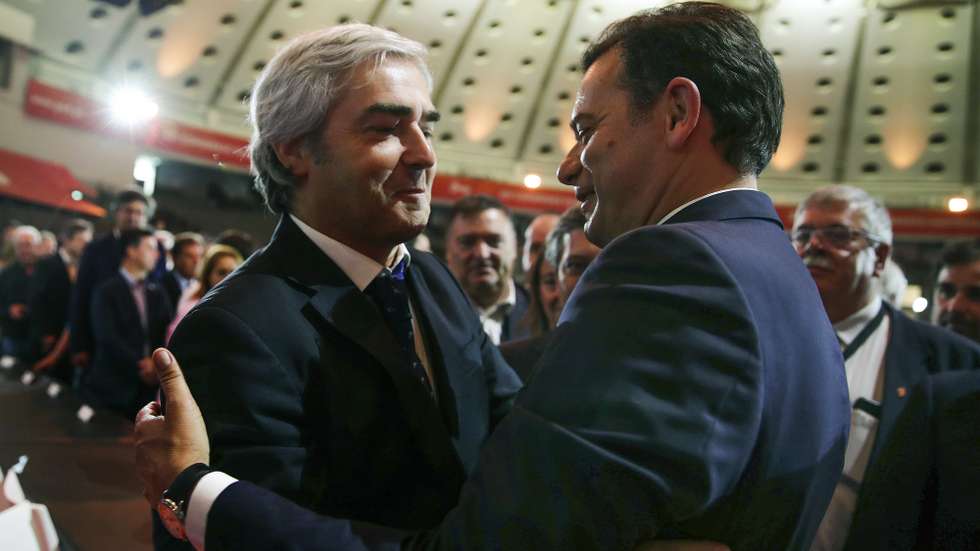 Luís Montenegro (D), presidente eleito do PSD, é cumprimentado pelo presidente do CDS-PP. Nuno Melo (D) no 40.º Congresso Nacional do Partido Social Democrata, que decorre no Pavilhão Rosa Mota, no Porto, 03 de julho de 2022. ESTELA SILVA/LUSA