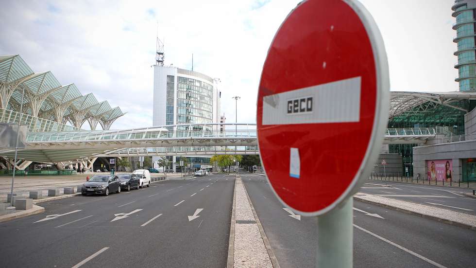 Vista geral da Avenida Dom João II, no Parque das Nações, em Lisboa, 26 de abril de 2020. O terceiro estado de emergência, devido à pandemia de Covid-19, irá prolongar-se até dia 02 de maio, continuando limitada a circulação de pessoas e o confinamento obrigatório. ANTÓNIO PEDRO SANTOS/LUSA