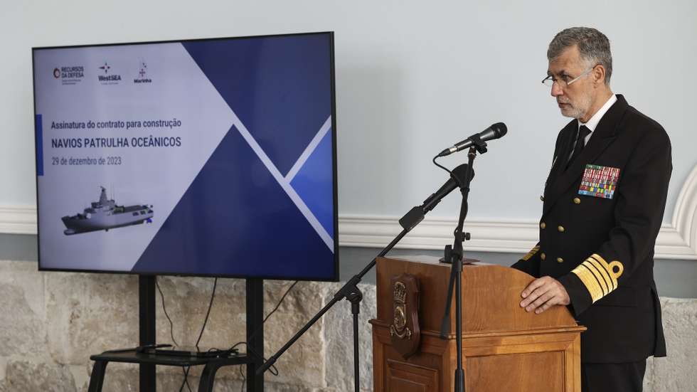 O chefe do Estado-Maior da Armada, almirante Henrique Gouveia e Melo, discursa na cerimónia de assinatura de contrato para construção de seis novos navios patrulha oceânicos, esta manhã na Casa da Balança, nas instalações centrais de Marinha em Lisboa, 29 de dezembro de 2023. MIGUEL A. LOPES/LUSA