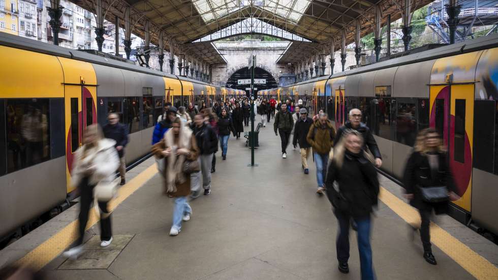 Passageiros saem de um comboio na Estação de São Bento no Porto, 2 de janeiro de 2024. Os trabalhadores de operação, comando, controlo, informação, gestão de circulação e conservação ferroviária na Infraestruturas de Portugal (IP) estão em greve por melhores condições de trabalho e vencimentos da profissão, que considera exigente e complexa.  JOSÉ COELHO/LUSA