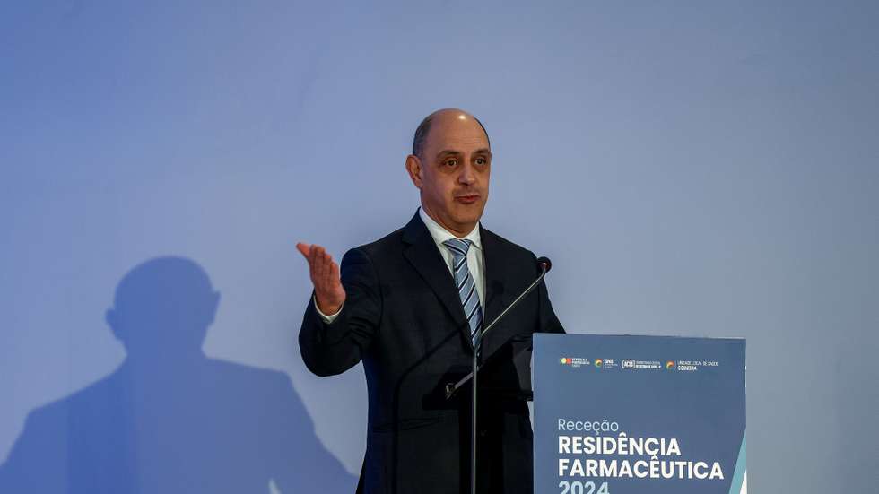 O ministro da Saúde, Manuel Pizarro, intervém na cerimónia oficial de receção Residência Farmacêutica e Internato Médico, no Convento de São Francisco, Coimbra, 03 de janeiro de 2024. PAULO NOVAIS/LUSA