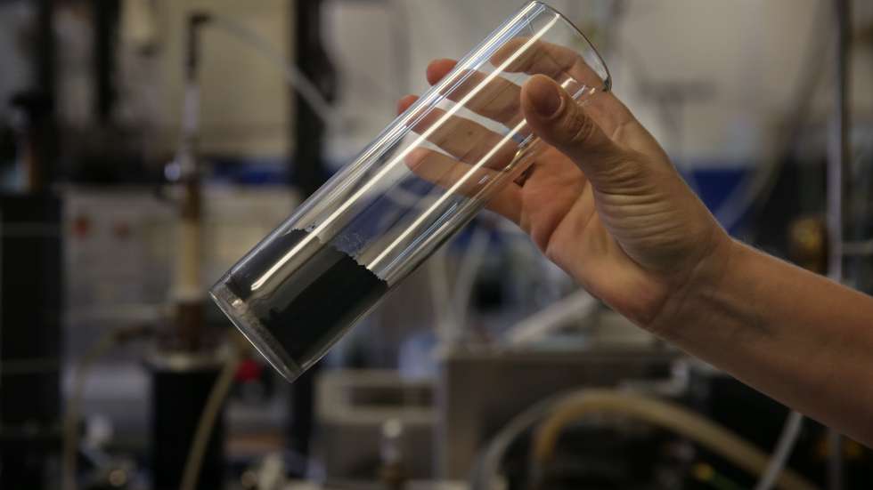 No Instituto de Plasmas e Fusão Nuclear do Instituto Superior Técnico, uma equipa que usa a mesma força que anima o sol e os relâmpagos para guiar cada átomo e fabricar o material mais forte que se conhece, o grafeno, Lisboa, 07 de novembro de 2017. A ficção científica torna-se realidade em laboratórios portugueses, com lixo transformado no material mais forte que se conhece e folhas de papel feitas computadores, em avanços na ciência dos materiais que estão a moldar o futuro. (ACOMPANHA TEXTO DE 30 DE DEZEMBRO DE 2017). ANDRÉ KOSTERS / LUSA