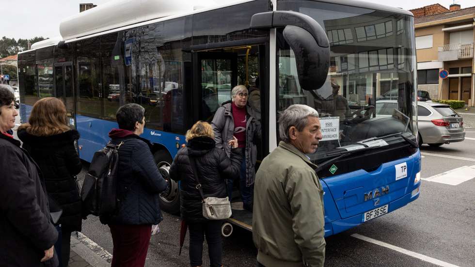Utentes da nova rede de autocarros da Área Metropolitana do Porto - Unir, à entrada para um autocarro em Vila Nova de Gaia, 03 de janeiro de 2024. (ACOMPANHA TEXTO DA LUSA DE 04 DE JANEIRO DE 2024). JOSÉ COELHO/LUSA