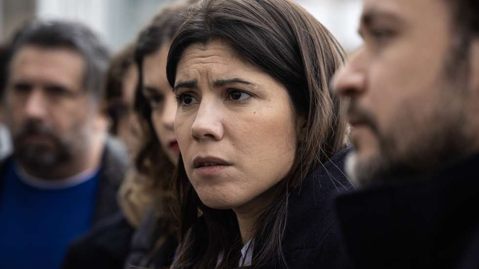 A coordenadora nacional do Bloco de Esquerda Mariana Mortágua onversa com trabalhadores da NewRail, que presta serviço nos bares dos comboios Alfa Pendular e Intercidades, junto à estação de Campanhã no Porto, 6 de janeiro de 2024.  JOSÉ COELHO/LUSA