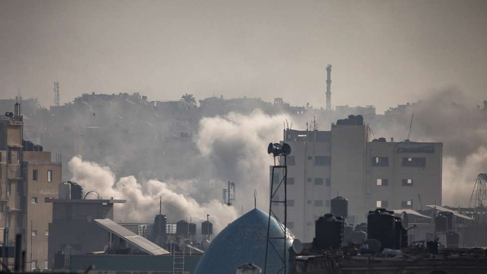 epa11064144 Smoke rises following Israeli air strikes on Khan Yunis, southern Gaza Strip, 08 January 2024. More than 22,000 Palestinians and at least 1,300 Israelis have been killed, according to the Palestinian Health Ministry and the Israel Defense Forces (IDF), since Hamas militants launched an attack against Israel from the Gaza Strip on 07 October, and the Israeli operations in Gaza and the West Bank which followed it.  EPA/HAITHAM IMAD