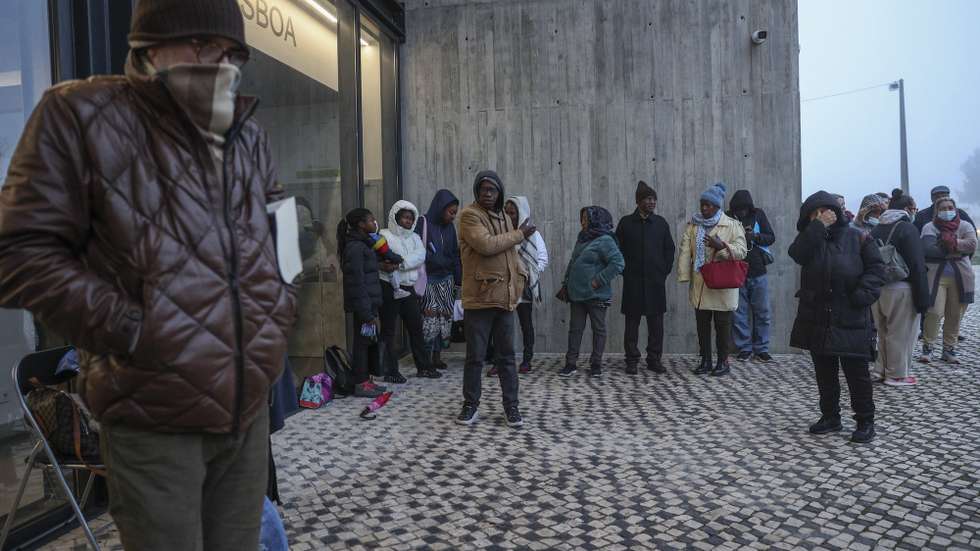 Utentes da Unidade de Saúde Familiar da Alta de Lisboa aguardam pela abertura do mesmo esta manhã em LIsboa, 8 de janeiro de 2024. MIGUEL A. LOPES/LUSA