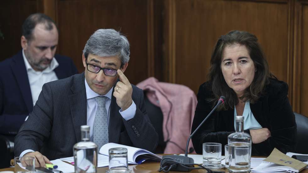 A ministra do Trabalho, Solidariedade e Segurança Social, Ana Mendes Godinho, acompanhada por Miguel Fontes, secretário de Estado do Trabalho, durante a audição na Comissão de Cultura, Comunicação, Juventude e Desporto esta manhã na Assembleia da República em LIsboa, 9 de janeiro de 2024. MIGUEL A. LOPES/LUSA