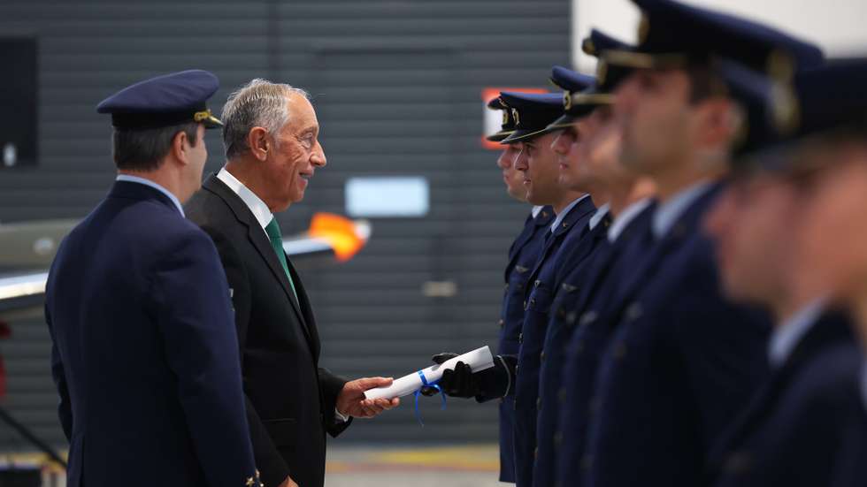 O Presidente da República, Marcelo Rebelo de Sousa (2E), acompanhado do chefe do Estado-Maior da Força Aérea, general João Cartaxo Alves (E), durante a cerimónia de Brevetamento do Tirocínio 01/2023, onde nove militares da Força Aérea recebem as asas de Piloto-Aviador, marcando a transição entre o período de formação e o início da atividade operacional, na Base Aérea N11 em Beja, 09 de janeiro de 2024. NUNO VEIGA/LUSA