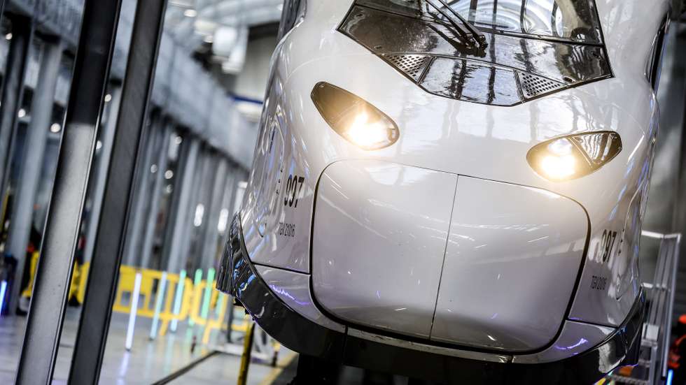 epaselect epa10903652 The new TGV M high-speed train, TGV INOUI 2025, arrives for its presentation at the Technicentre Sud Est Europeen (TSEE) facilities in Paris, France, 06 October 2023. The new TGV M is a high-speed passenger train that offers 100 extra seats and lower CO2 emissions than previous models. The new train, which will be deployed on France's railways from 2025, is the result of a collaboration between SNCF Voyageurs (the French national railway company) and Alstom.  EPA/TERESA SUAREZ