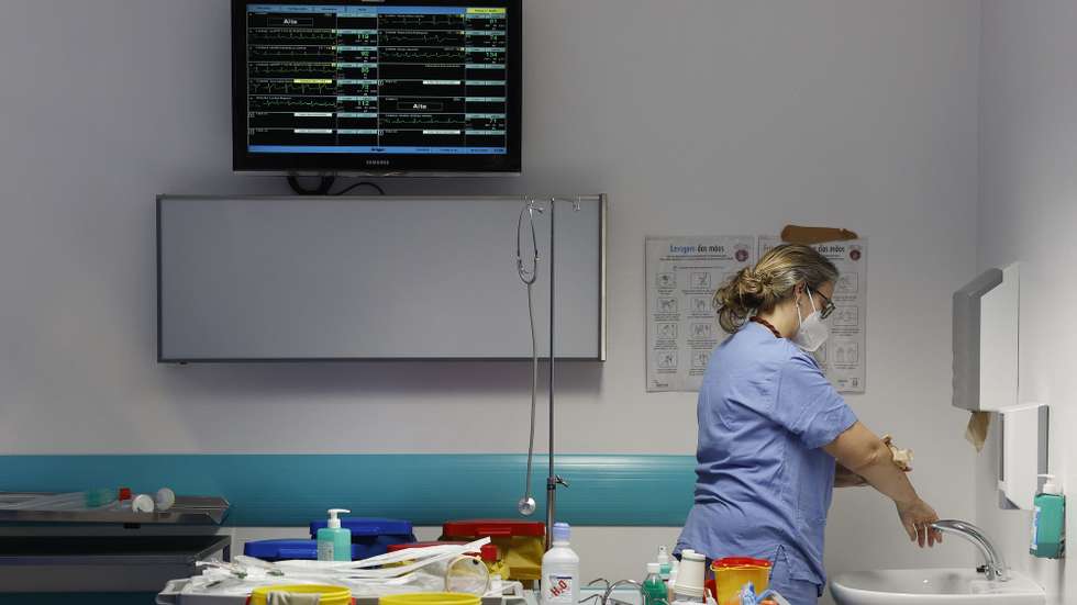 Profissional de saúde no serviço de urgência do Hospital de Abrantes, Centro Hospitalar Médio Tejo (CHMT), em Abrantes, 28 de dezembro de 2023. ANTÓNIO PEDRO SANTOS/LUSA