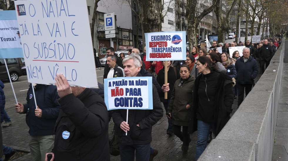 Trabalhadores participam na greve de 24 horas das redações do Jornal de Notícias, TSF, O Jogo e Diário de Notícias, detidas pelo Global Media Group (GMG), convocada pelo Sindicato dos Jornalistas, Porto, 10 de janeiro de 2024. Os trabalhadores do GMG "exigem o pagamento imediato das retribuições em falta, do subsídio de Natal e a remuneração devida aos prestadores de serviço, vulgo “recibos verdes”; exigem que a Comissão Executiva ponha termo imediato a qualquer processo que determine a cessação de contratos de trabalho; exigem que a administração coloque o seu foco no investimento e na melhoria das condições de trabalho de forma a projetar o crescimento do grupo e a propiciar condições para uma efetiva liberdade de informação de todos os cidadãos". FERNANDO VELUDO/LUSA