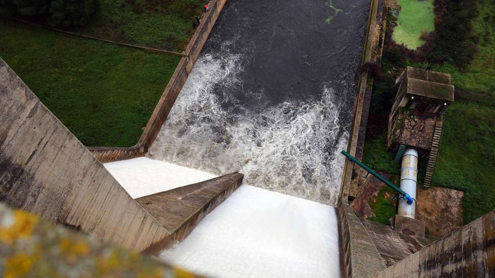 A Barragem do Caia comecou hoje a fazer descargas de superficie após ter atingido ontem os 97,12% da capacidade de armazenamento de água, 10 anos após a última operação de descarga. Graças à chuva que tem caído nos últimos tempos, a albufeira atingiu 97,12% da sua capacidade de armazenamento, o que corresponde a mais de 184,5 milhões de metros cúbicos (m3) de água, segundo informações da ABCAIA no seu ‘site’.A barragem do Caia foi construída em 1963 e tem capacidade para armazenar 190 milhões de metros cúbicos de água, abastecendo os concelhos de Elvas, Campo Maior, Arronches e Monforte, naquele distrito do Alto Alentejo. Campo Maior, 10 de janeiro de 2023. NUNO VEIGA/LUSA