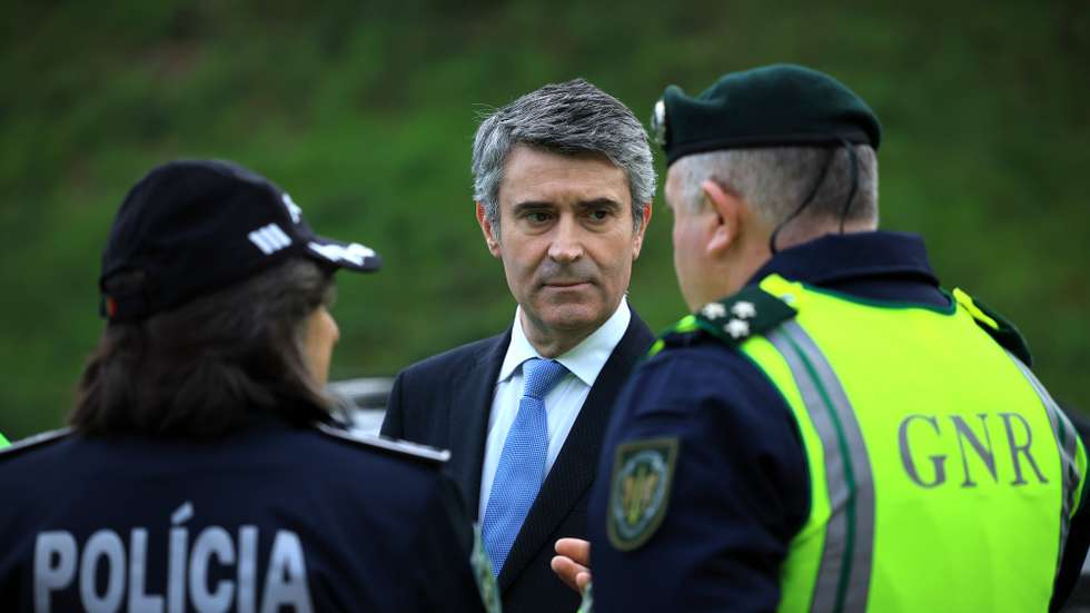 José Luís Carneiro (C) ministro da Administração Interna acompanha uma operação conjunta de sensibilização de Segurança Rodoviária da Guarda Nacional Republicana e da Polícia de Segurança Pública no âmbito da campanha “O melhor presente é estar presente” coordenada pela Autoridade Nacional de Segurança Rodoviária (ANSR), na Maia. 30 de dezembro 2023. ESTELA SILVA/LUSA
