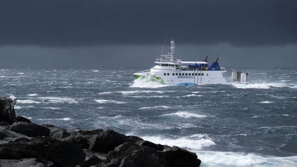 Chegada ao Terminal Marítimo das Velas da embarcação Mestre Jaime Feijó, da Atlanticoline, Velas, ilha de São Jorge, Açores, 25 de março de 2022. Na manhã de hoje, dezenas de pessoas apanharam o barco para sair das Velas rumo a uma “zona segura”, abandonado uma cidade cada vez mais vazia devido à crise sismovulcância que está a abalar São Jorge.  ANTÓNIO ARAÚJO/LUSA