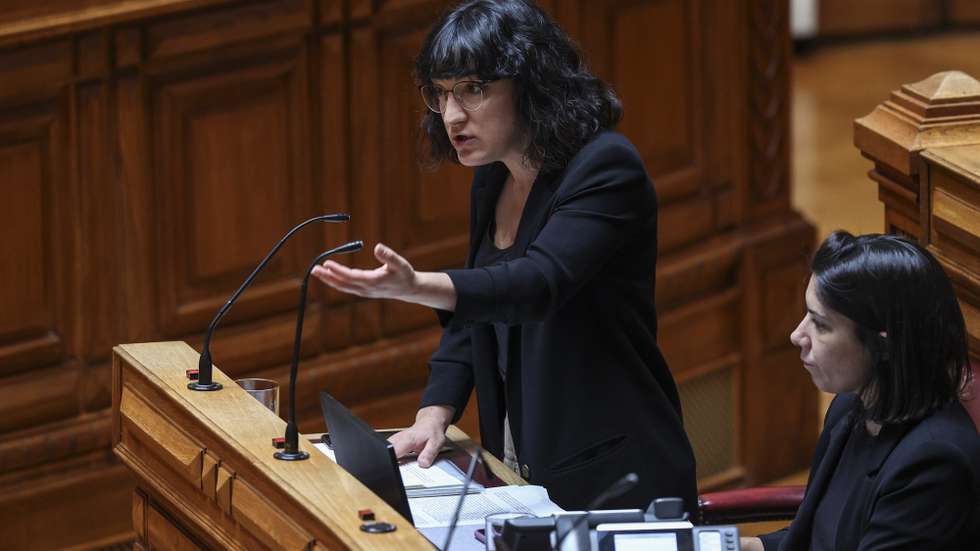 A deputada do Bloco de Esquerda (BE), Isabel Pires, intervém durante o debate parlamentar de atualidade requerido pelo seu partido sobre "As ordens profissionais debaixo de ataque", na Assembleia da República, em Lisboa, 22 de junho de 2023. MIGUEL A. LOPES/LUSA